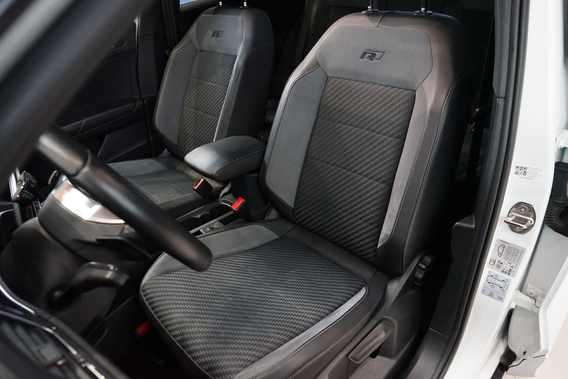 Volkswagen T-Roc 1.5 TSI R-LINE DSG 45461314-12.jpg | Autocenter Oss