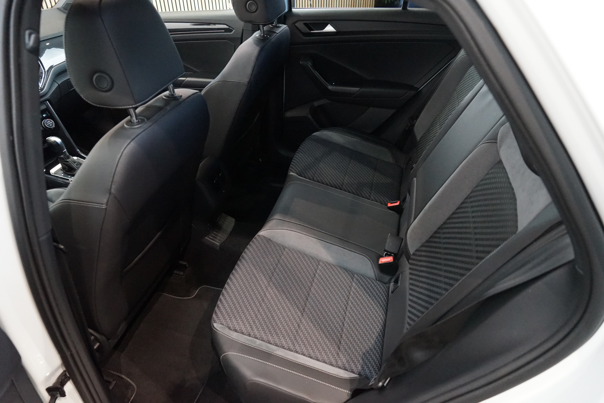 Volkswagen T-Roc 1.5 TSI R-LINE DSG 45461314-13.jpg | Autocenter Oss