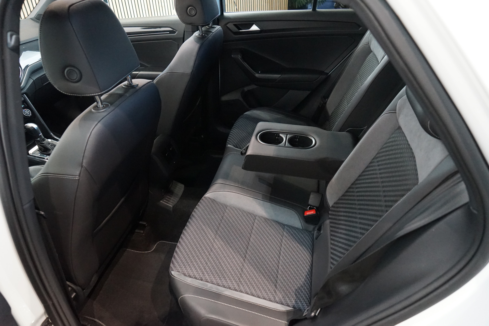 Volkswagen T-Roc 1.5 TSI R-LINE DSG 45461314-14.jpg | Autocenter Oss