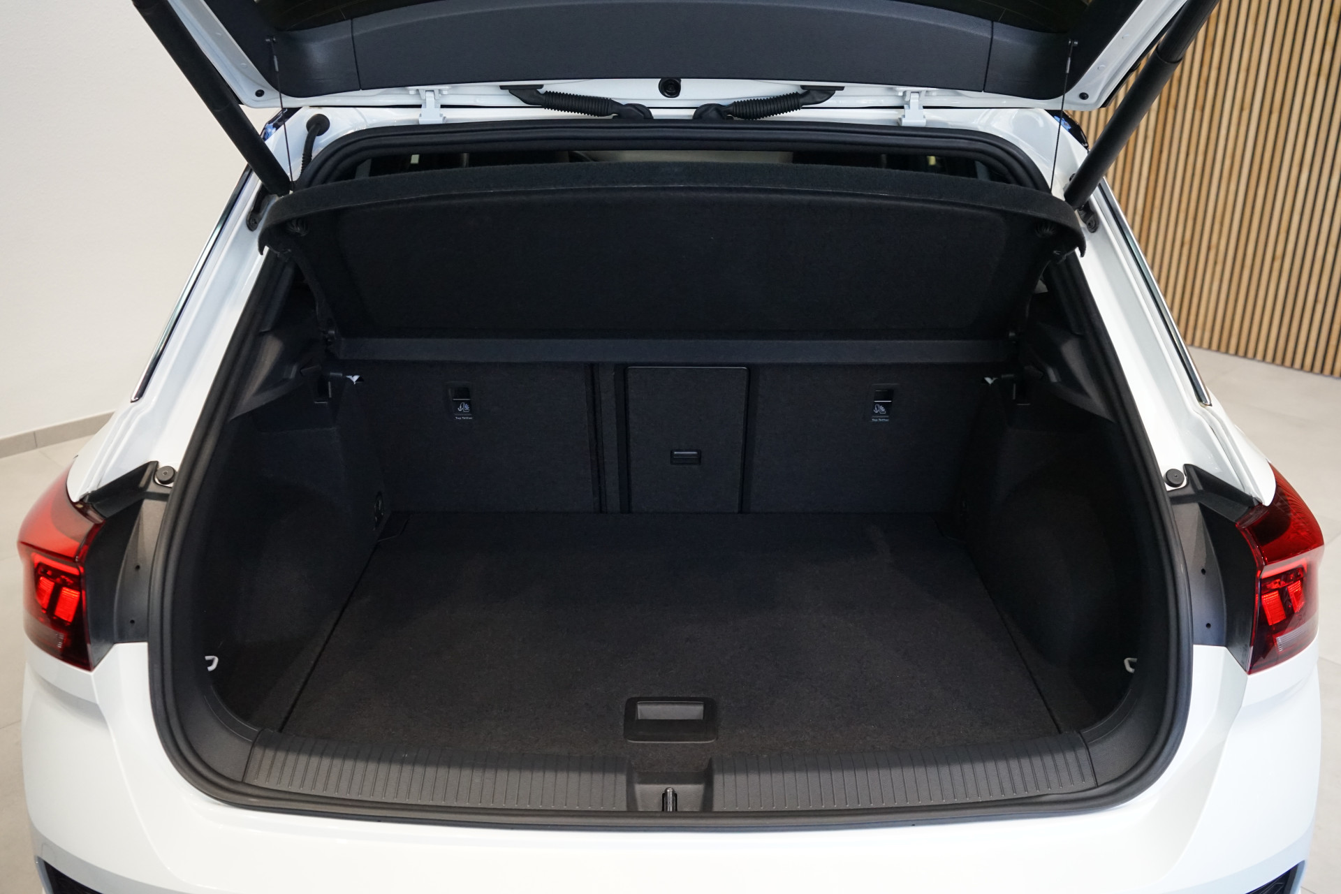 Volkswagen T-Roc 1.5 TSI R-LINE DSG 45461314-15.jpg | Autocenter Oss