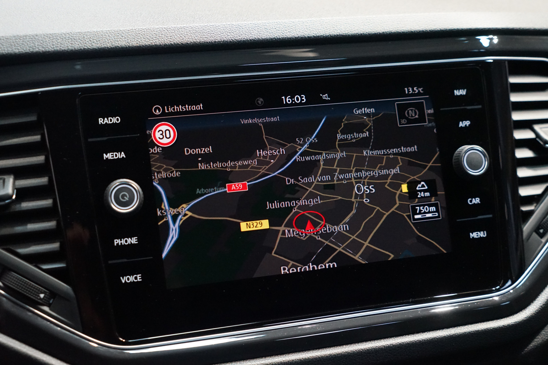 Volkswagen T-Roc 1.5 TSI R-LINE DSG 45461314-22.jpg | Autocenter Oss