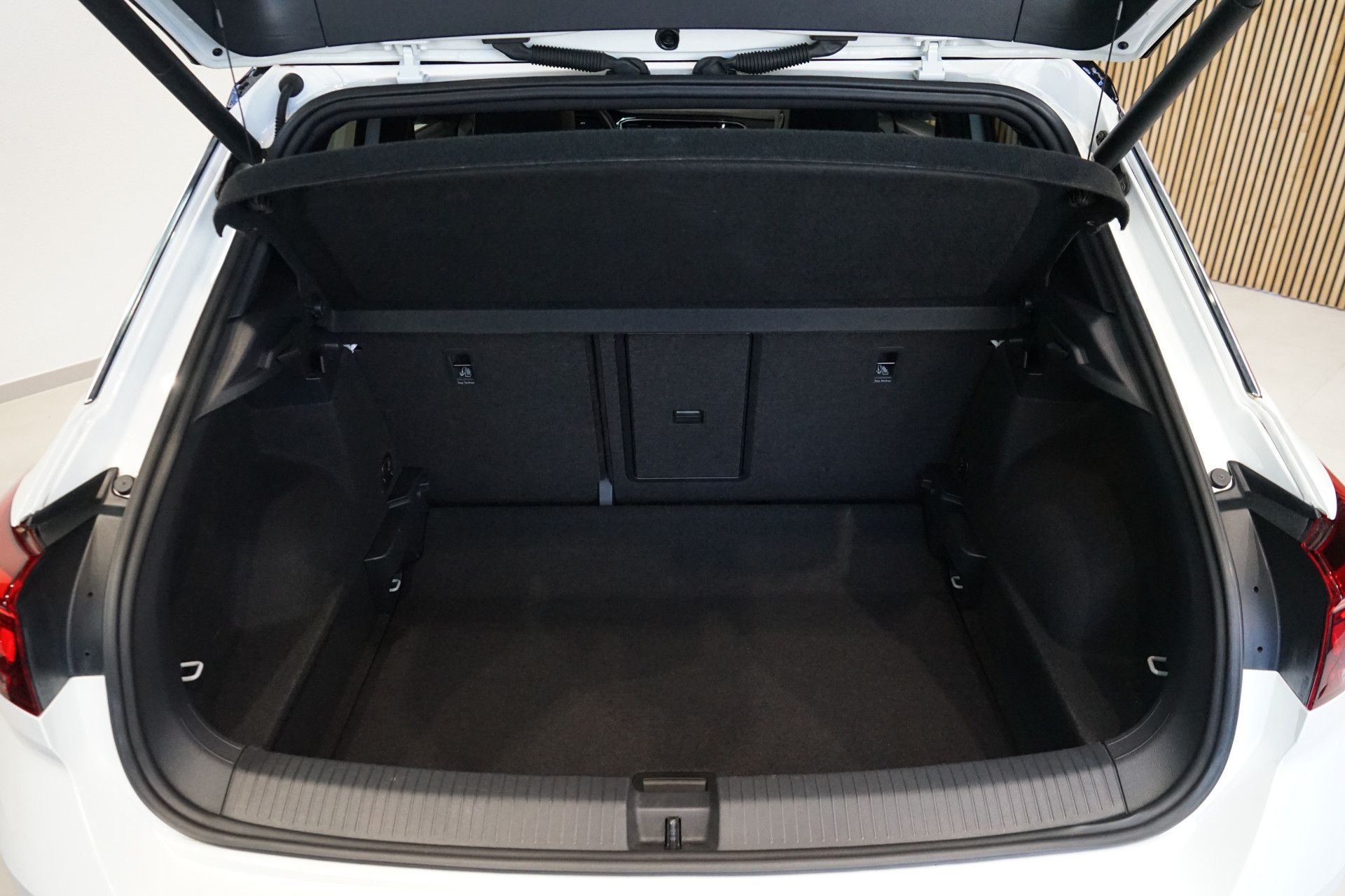 Volkswagen T-Roc 1.5 TSI R-LINE DSG 45461314-49.jpg | Autocenter Oss