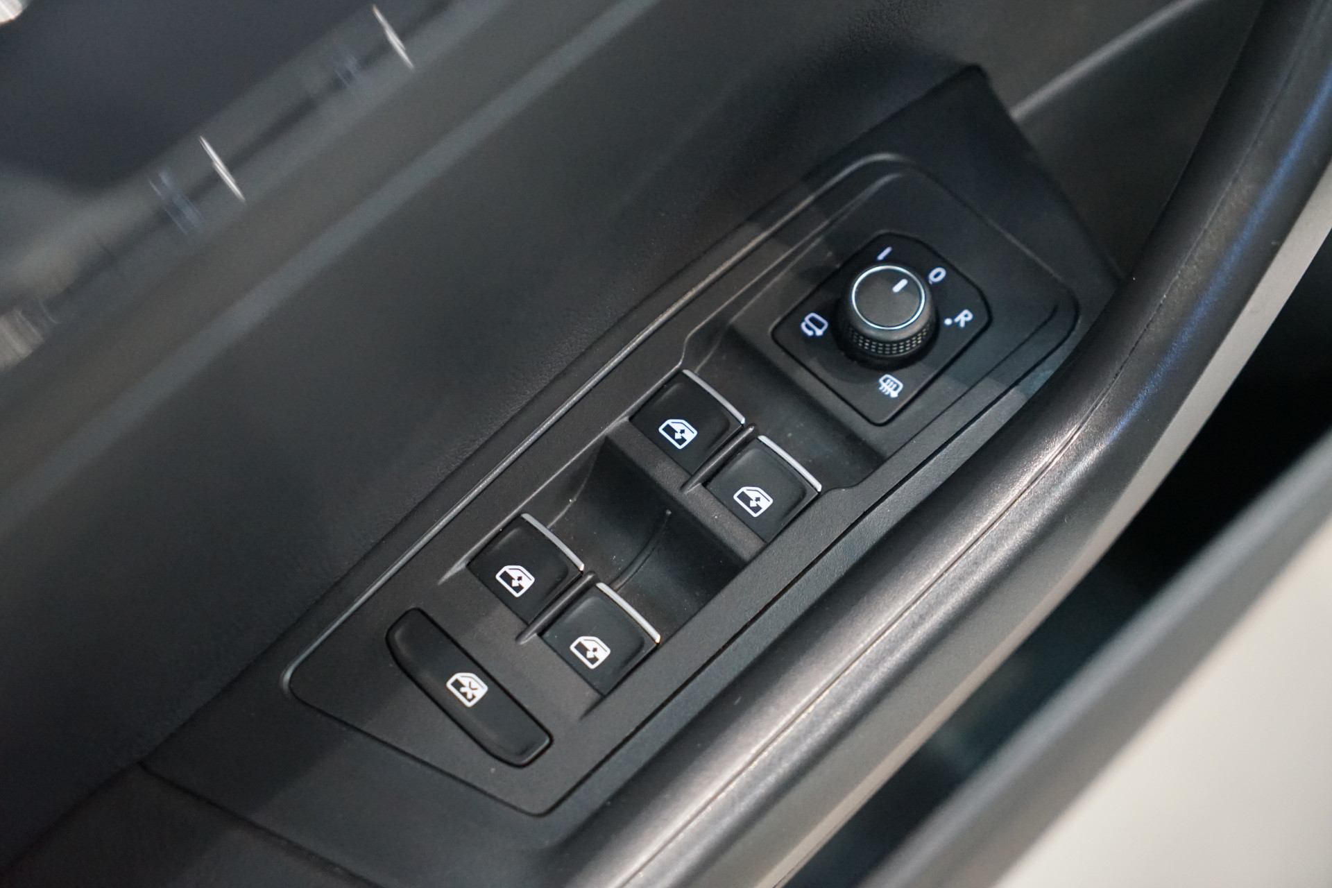 Volkswagen T-Roc 1.5 TSI R-LINE DSG 45461314-51.jpg | Autocenter Oss