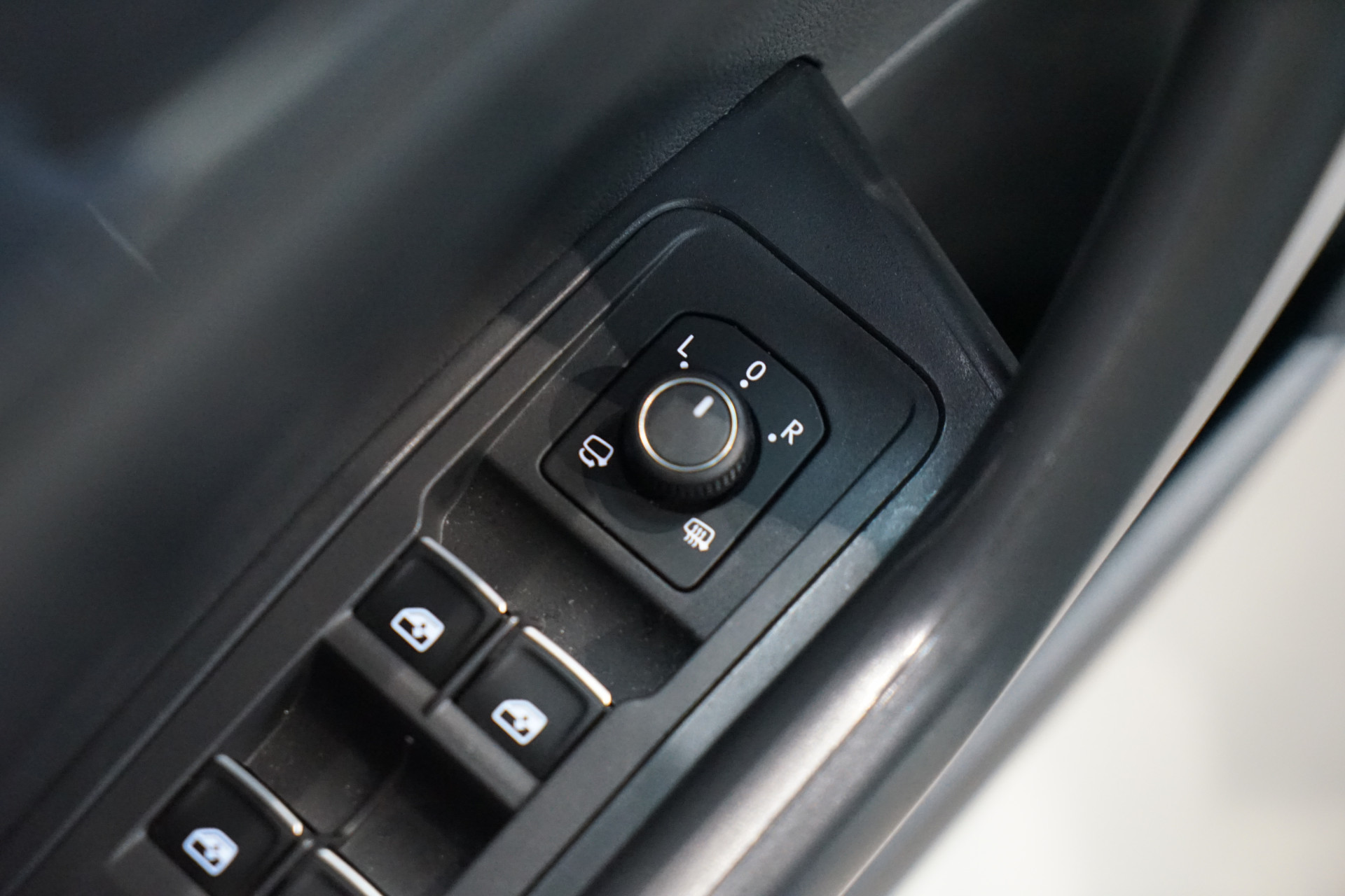 Volkswagen T-Roc 1.5 TSI R-LINE DSG 45461314-52.jpg | Autocenter Oss