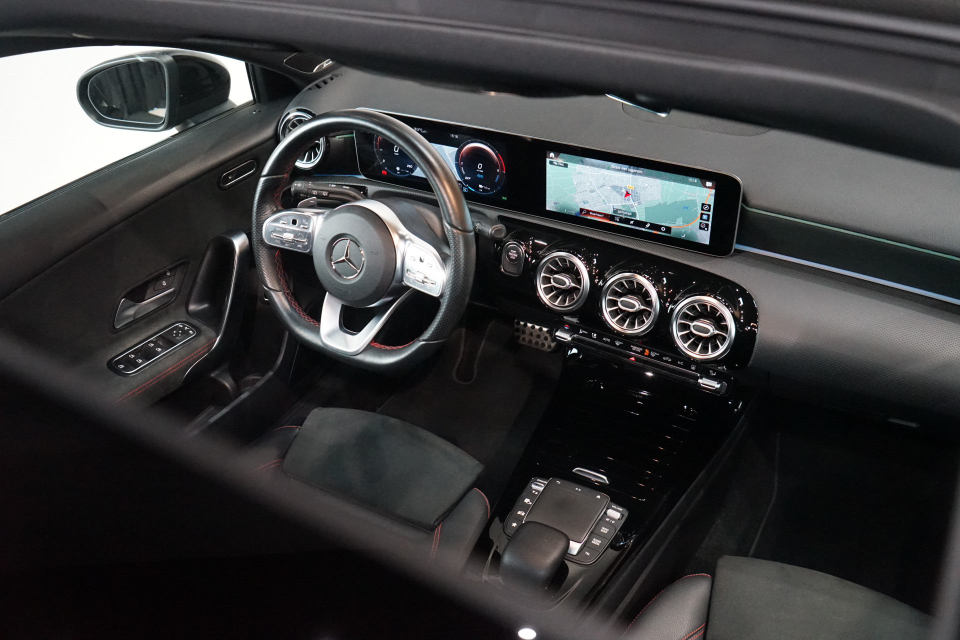 Mercedes-Benz A-Klasse 250 e AMG 46470753-10.jpg | Autocenter Oss