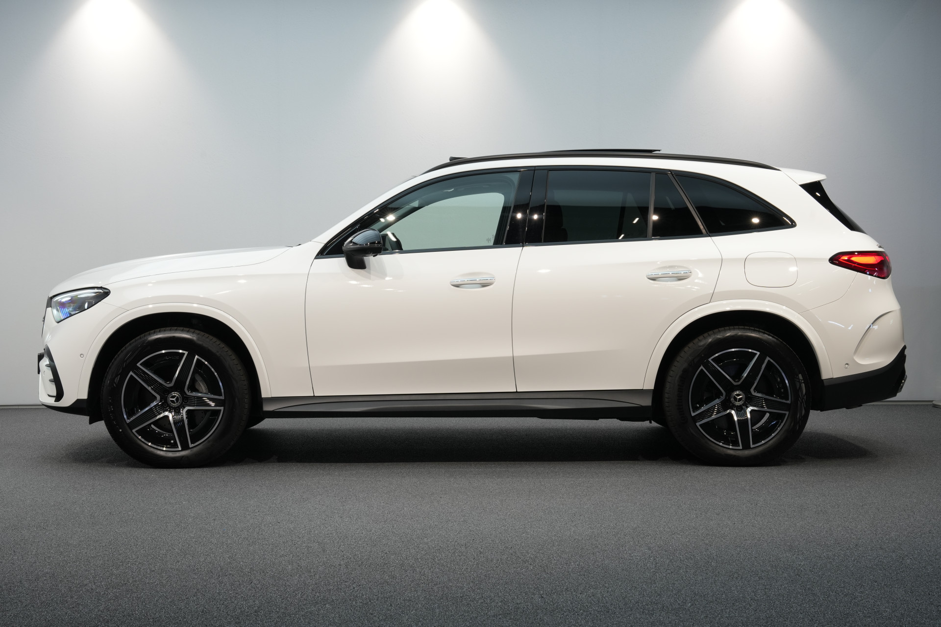 Mercedes-Benz GLC 300e 4MATIC AMG Premium+ 47357163-2.jpg | Autocenter Oss