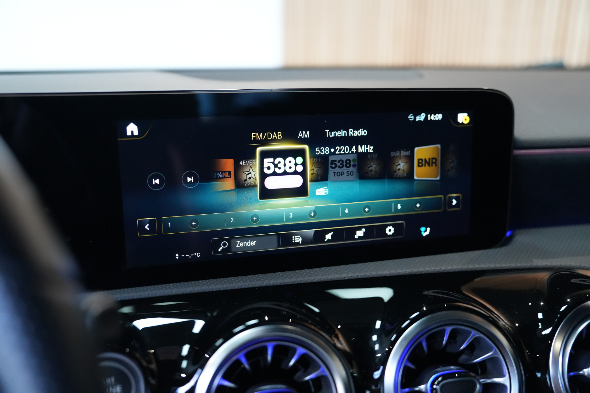 Mercedes-Benz A-Klasse 250 e Limousine AMG 47484447-16.jpg | Autocenter Oss