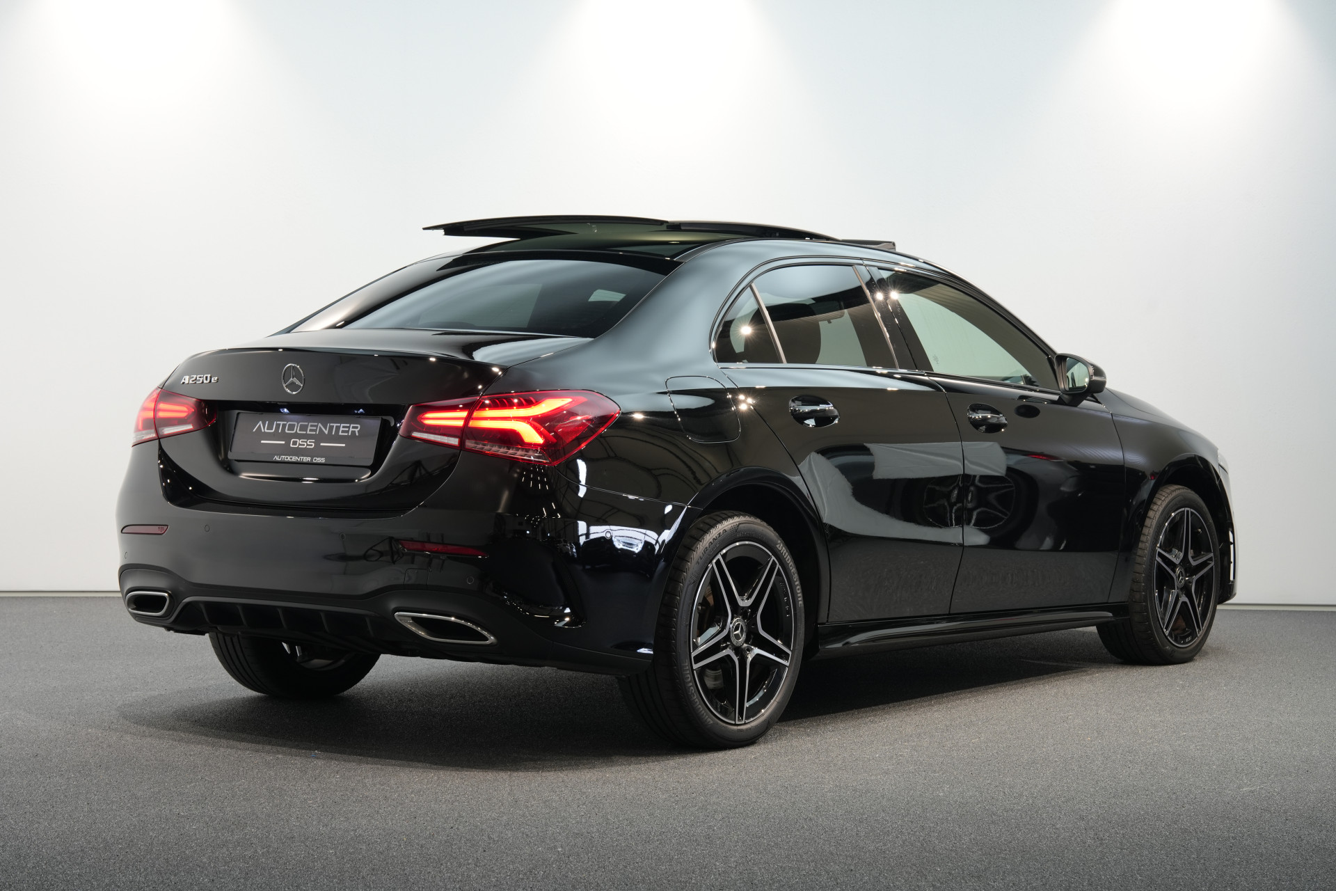 Mercedes-Benz A-Klasse 250 e Limousine AMG 47484447-2.jpg | Autocenter Oss