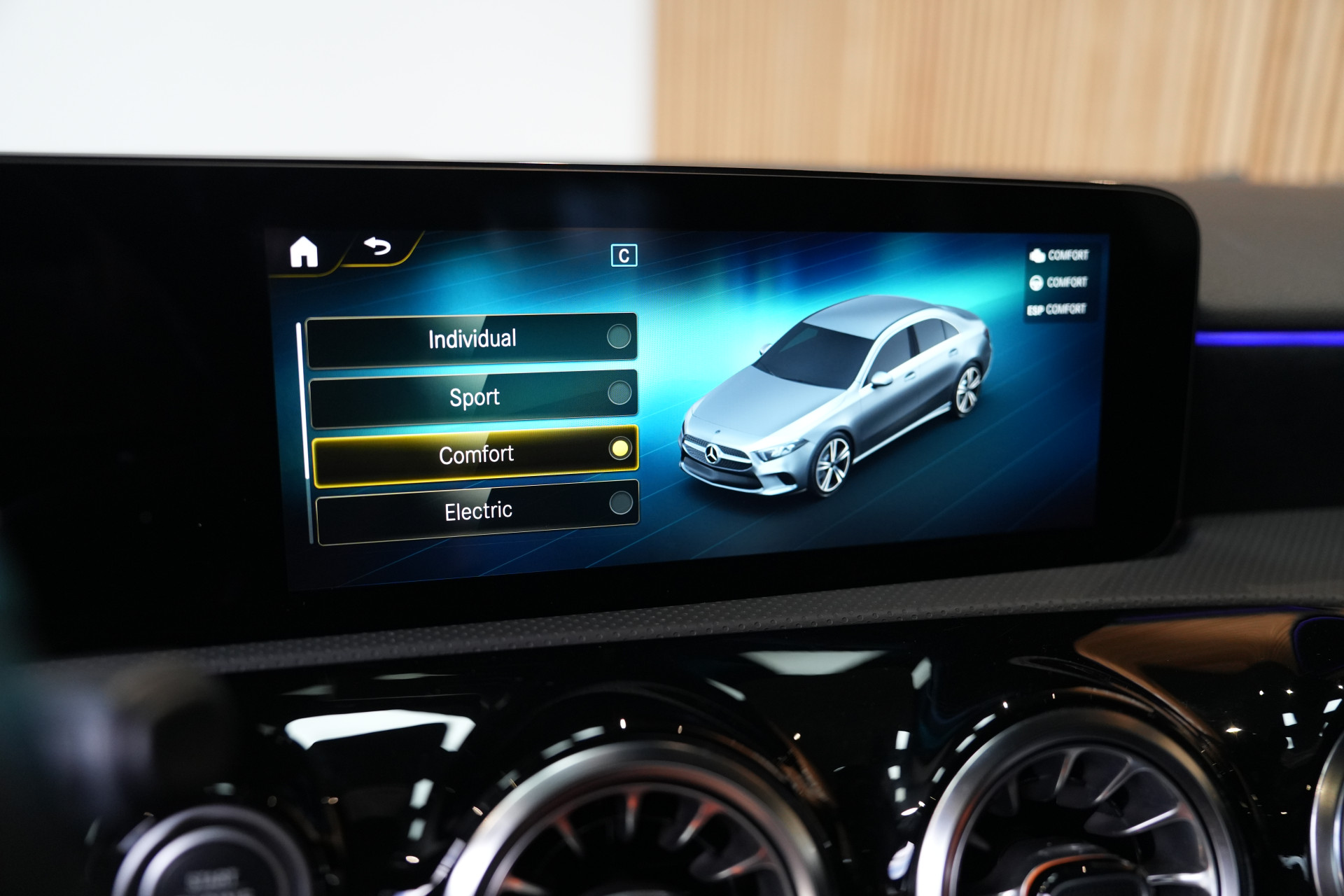 Mercedes-Benz A-Klasse 250 e Limousine AMG 47484447-21.jpg | Autocenter Oss