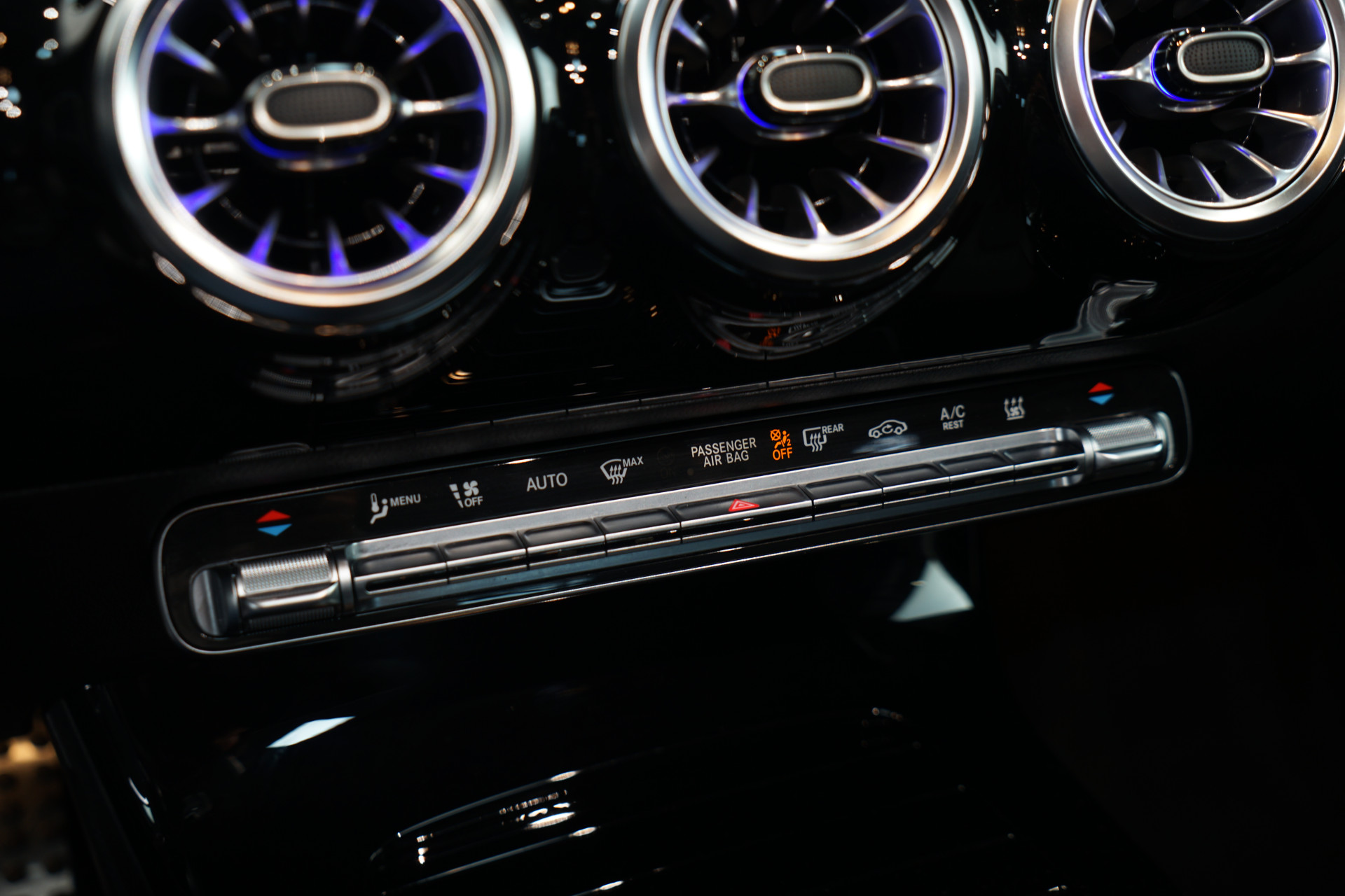 Mercedes-Benz A-Klasse 250 e Limousine AMG 47484447-23.jpg | Autocenter Oss