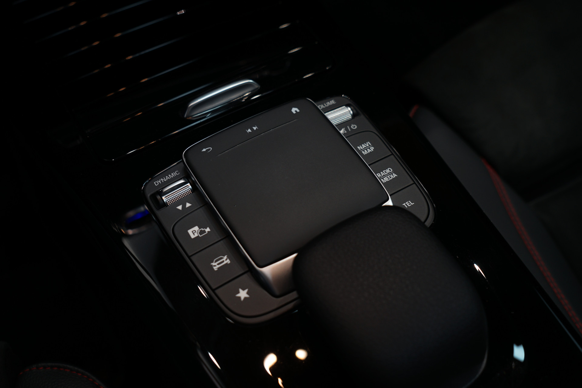 Mercedes-Benz A-Klasse 250 e Limousine AMG 47484447-24.jpg | Autocenter Oss