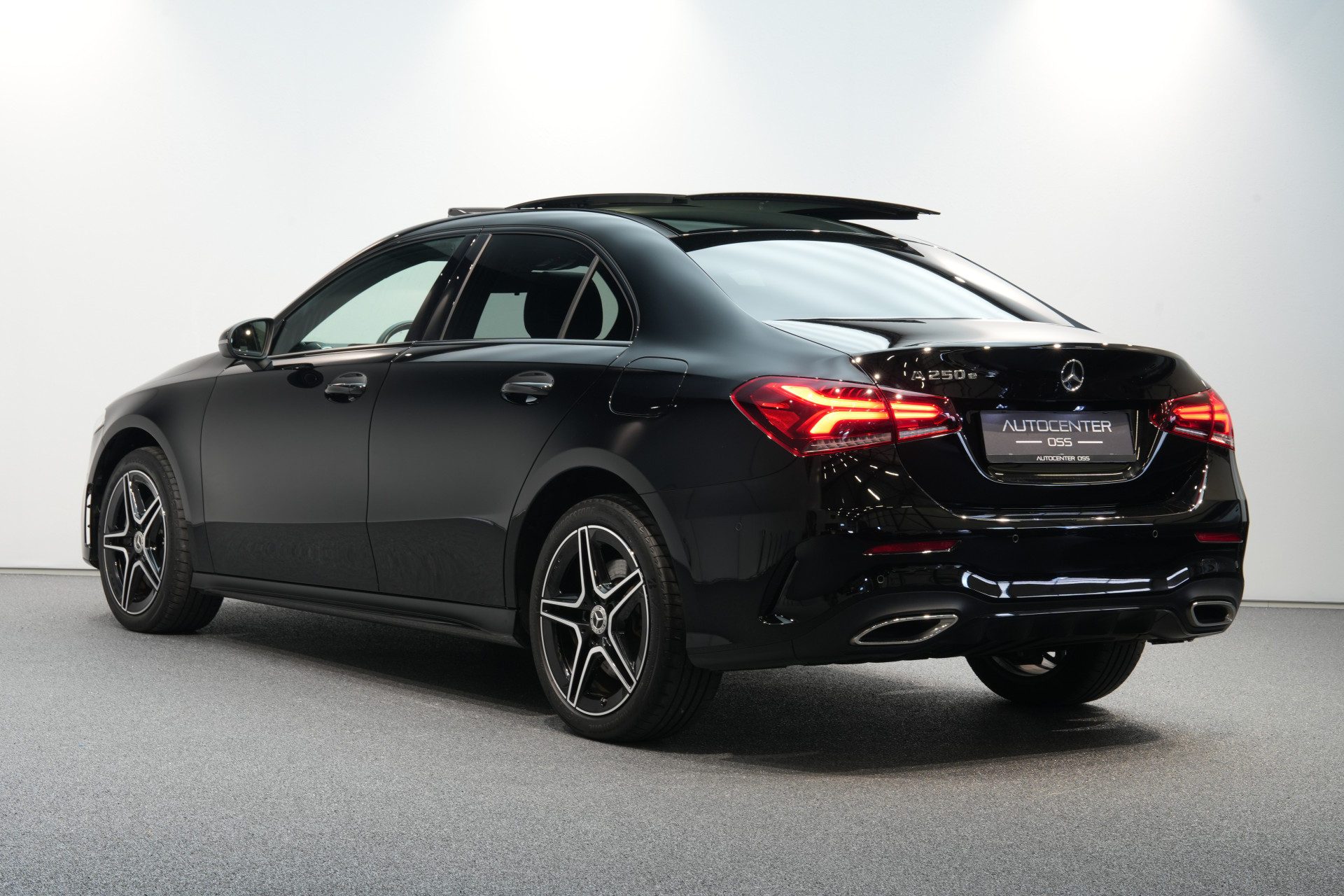 Mercedes-Benz A-Klasse 250 e Limousine AMG 47484447-32.jpg | Autocenter Oss