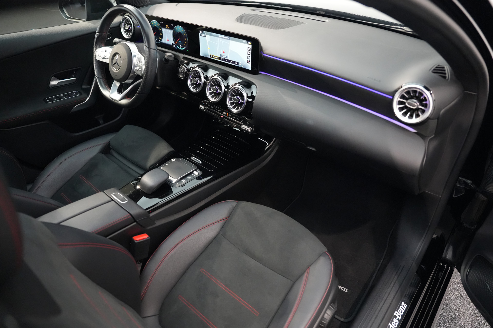 Mercedes-Benz A-Klasse 250 e Limousine AMG 47484447-35.jpg | Autocenter Oss