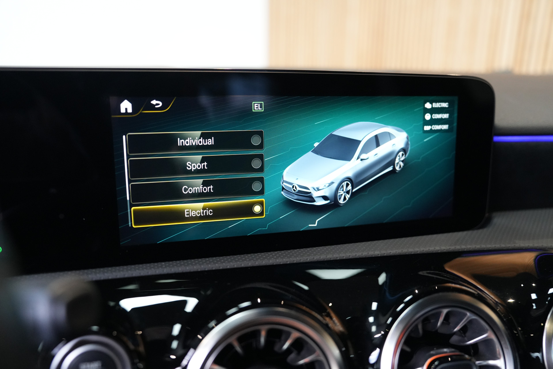 Mercedes-Benz A-Klasse 250 e Limousine AMG 47484447-49.jpg | Autocenter Oss