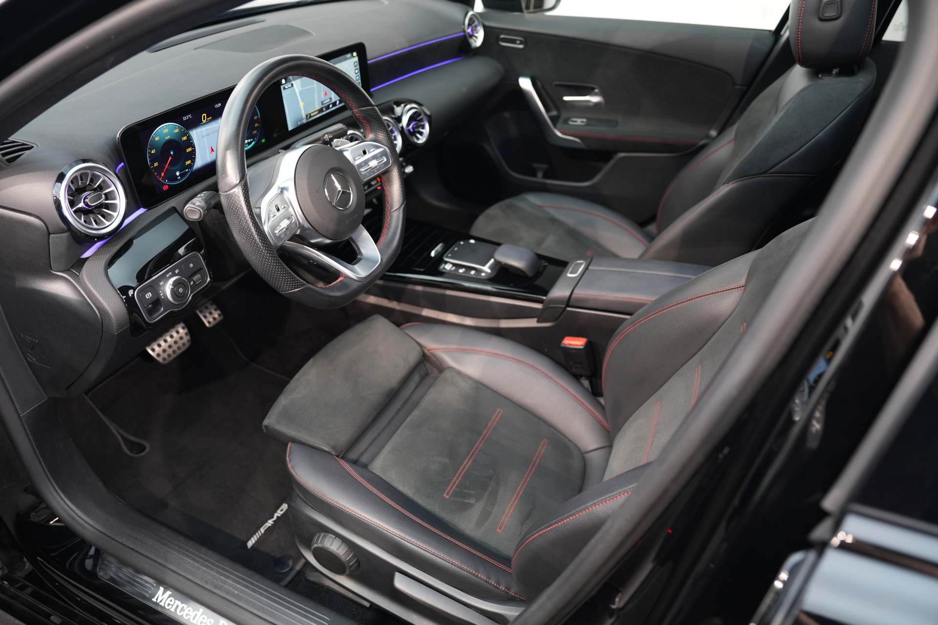 Mercedes-Benz A-Klasse 250 e Limousine AMG 47484447-5.jpg | Autocenter Oss