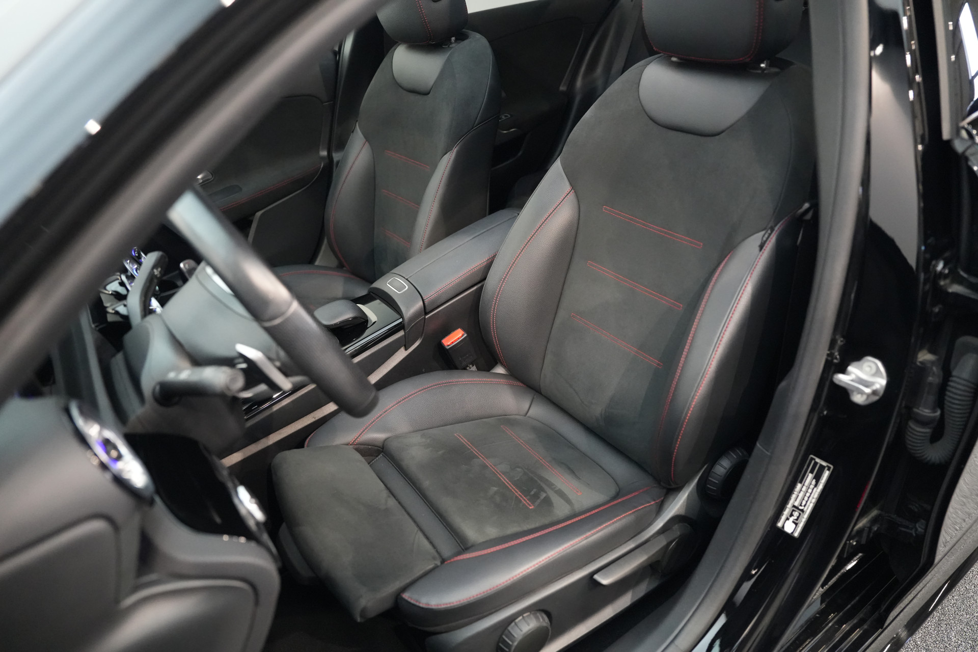 Mercedes-Benz A-Klasse 250 e Limousine AMG 47484447-6.jpg | Autocenter Oss