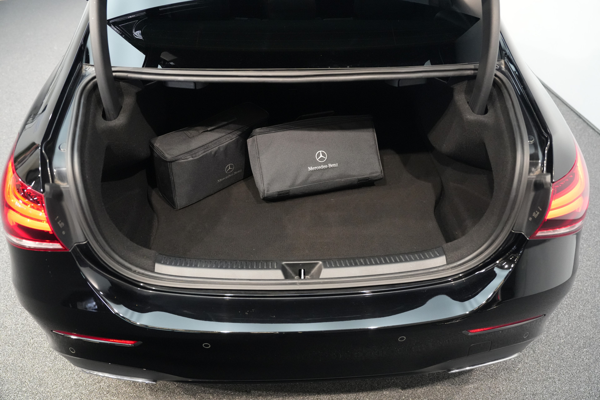 Mercedes-Benz A-Klasse 250 e Limousine AMG 47484447-8.jpg | Autocenter Oss