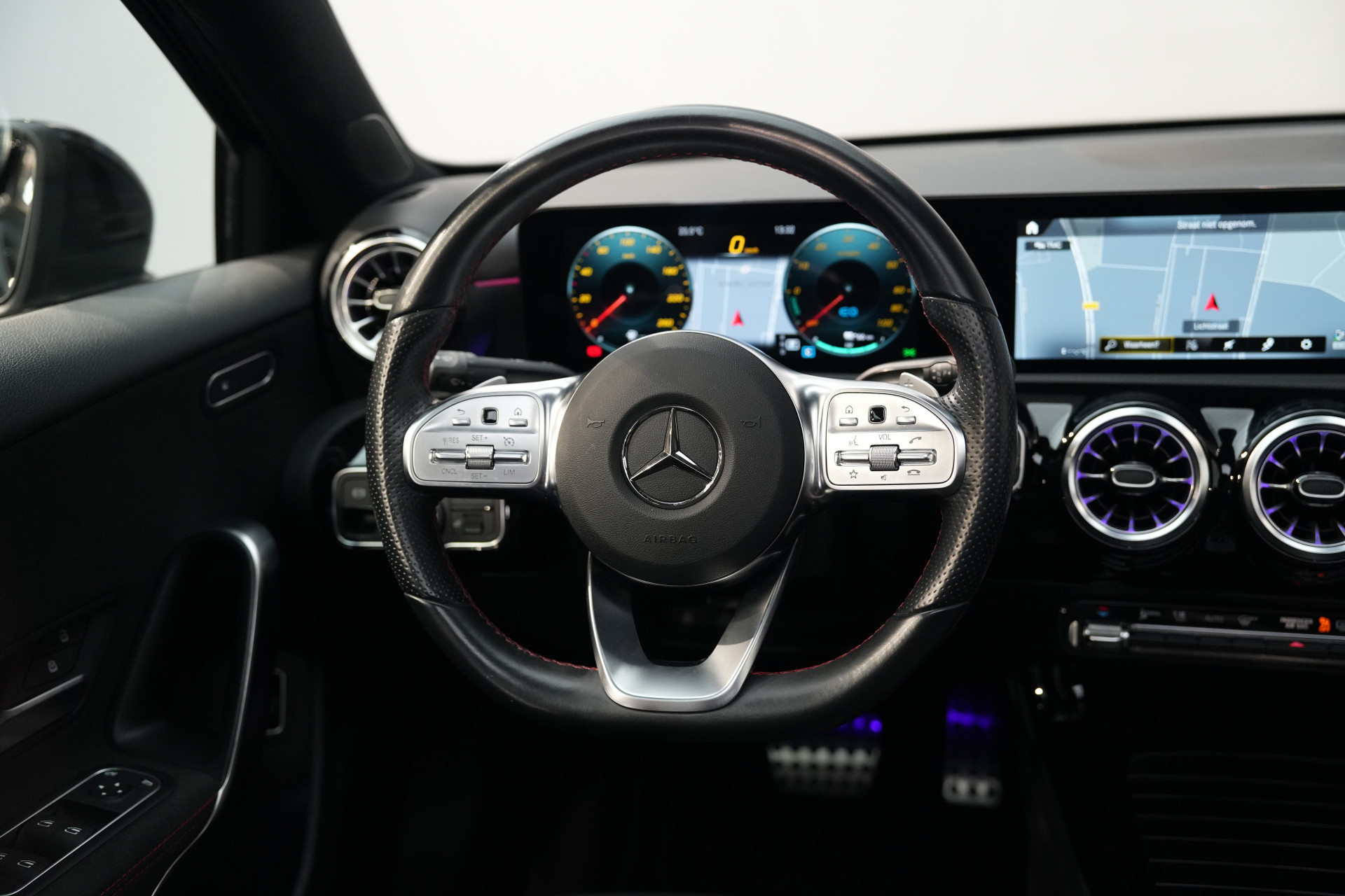 Mercedes-Benz A-Klasse 250 e Limousine AMG 47484447-9.jpg | Autocenter Oss