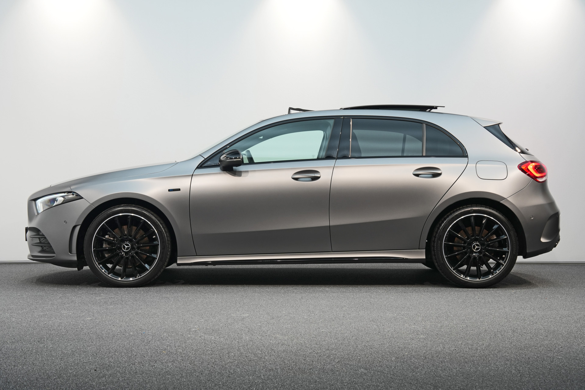 Mercedes-Benz A-Klasse 250 e AMG MATGRIJS 47737977-1.jpg | Autocenter Oss
