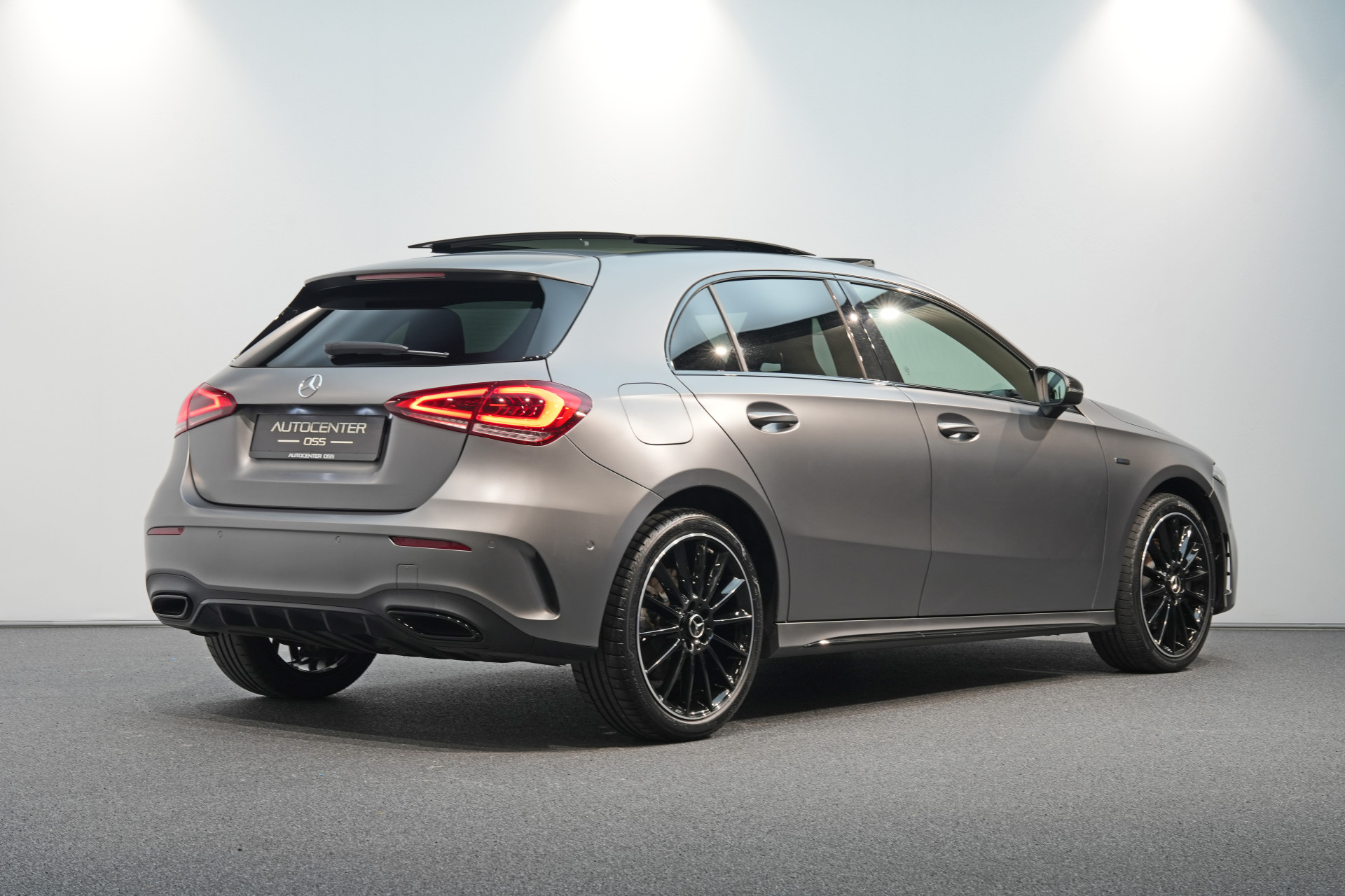 Mercedes-Benz A-Klasse 250 e AMG MATGRIJS 47737977-2.jpg | Autocenter Oss