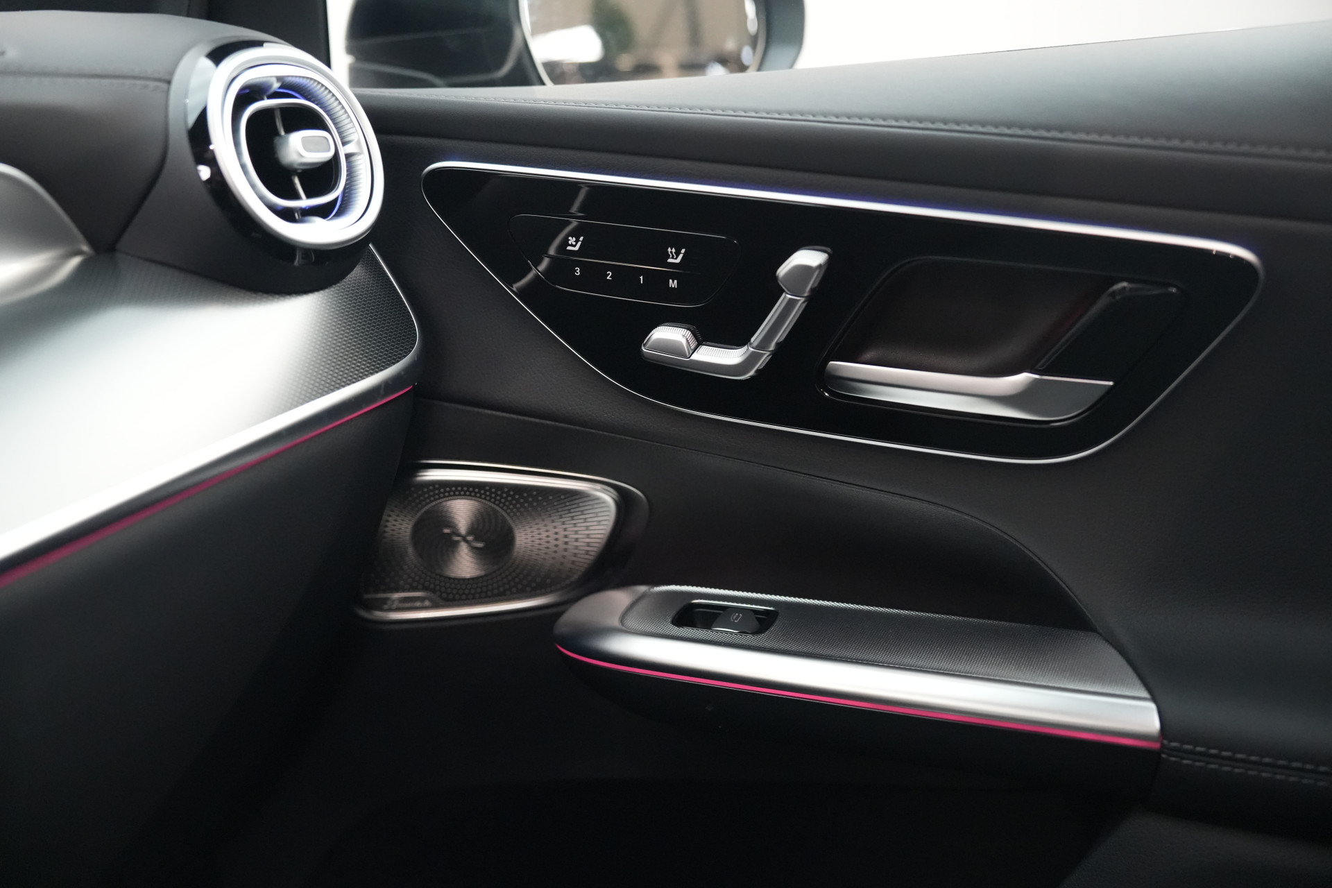 Mercedes-Benz GLC 300e 4MATIC AMG Premium+ 48517843-24.jpg | Autocenter Oss