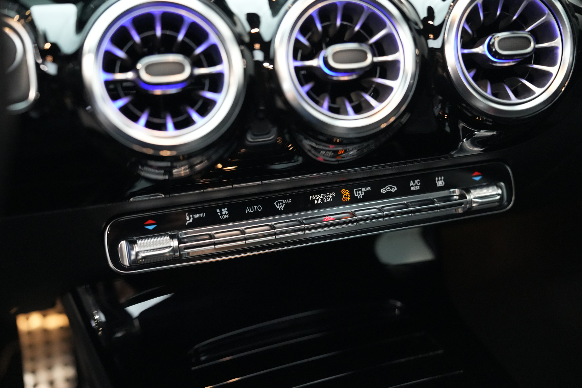 Mercedes-Benz A-Klasse 250 e AMG 48655097-42.jpg | Autocenter Oss