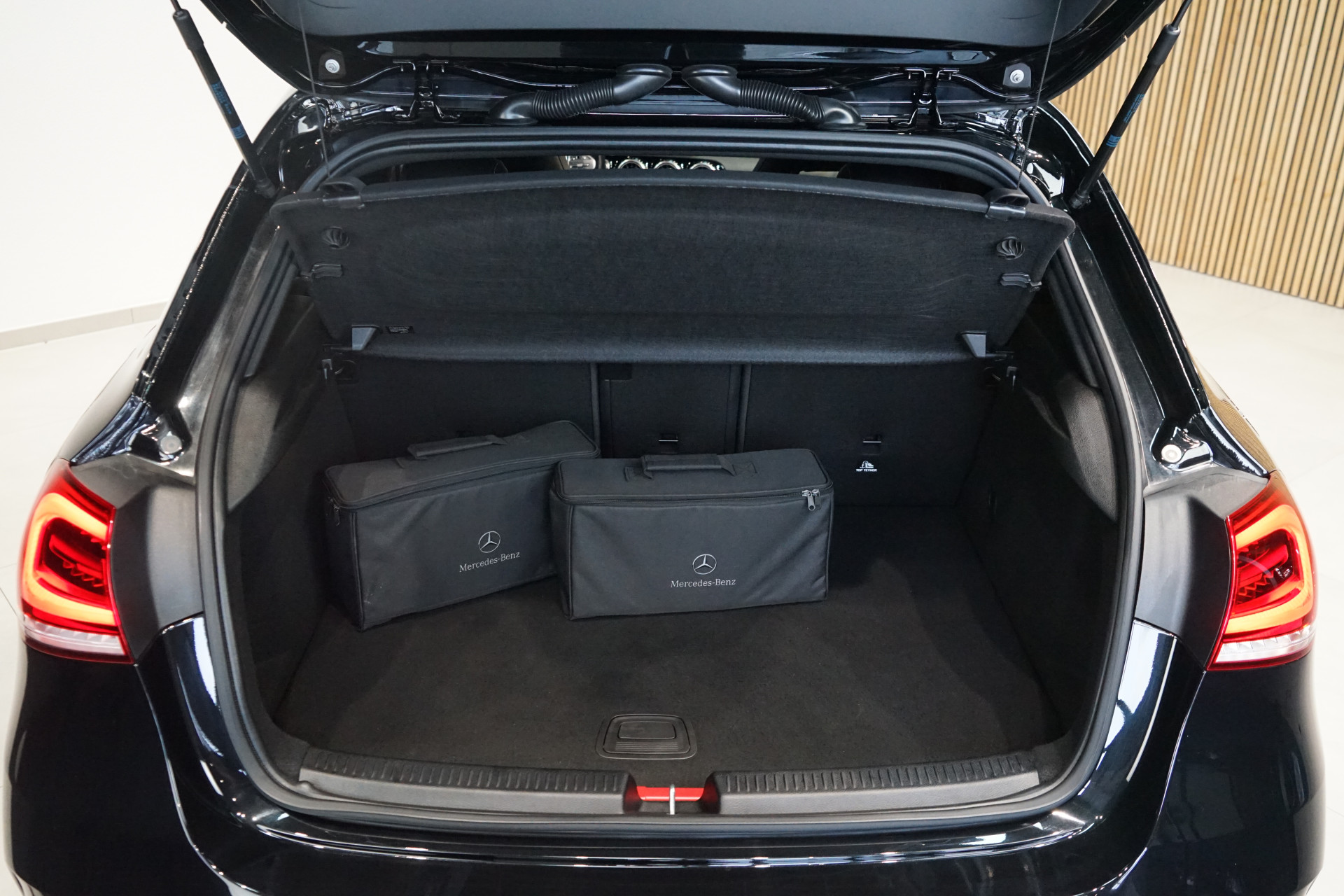 Mercedes-Benz A-Klasse 250 e AMG 48655378-17.jpg | Autocenter Oss