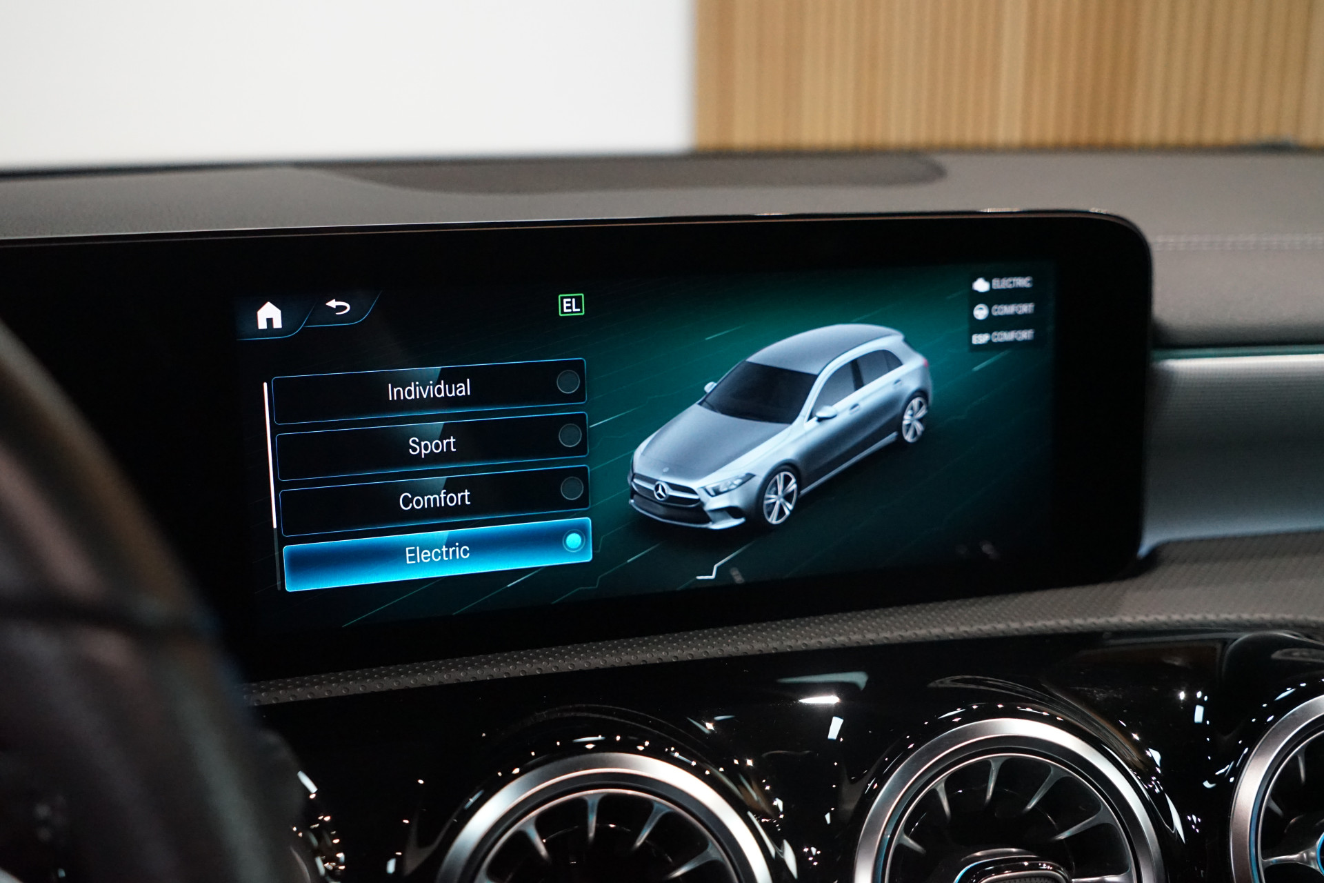 Mercedes-Benz A-Klasse 250 e AMG 48655378-25.jpg | Autocenter Oss