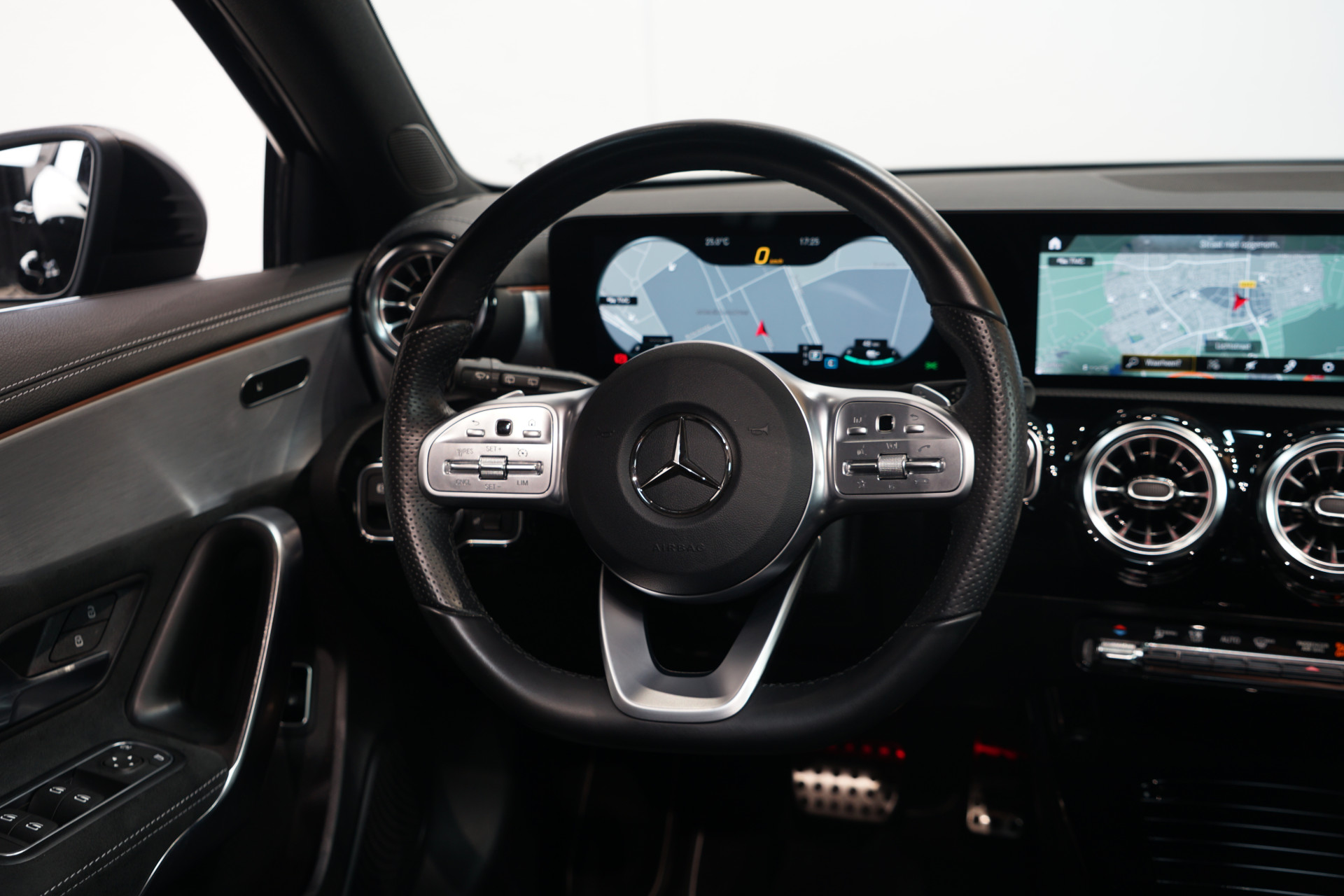 Mercedes-Benz A-Klasse 250 e AMG 48655378-47.jpg | Autocenter Oss