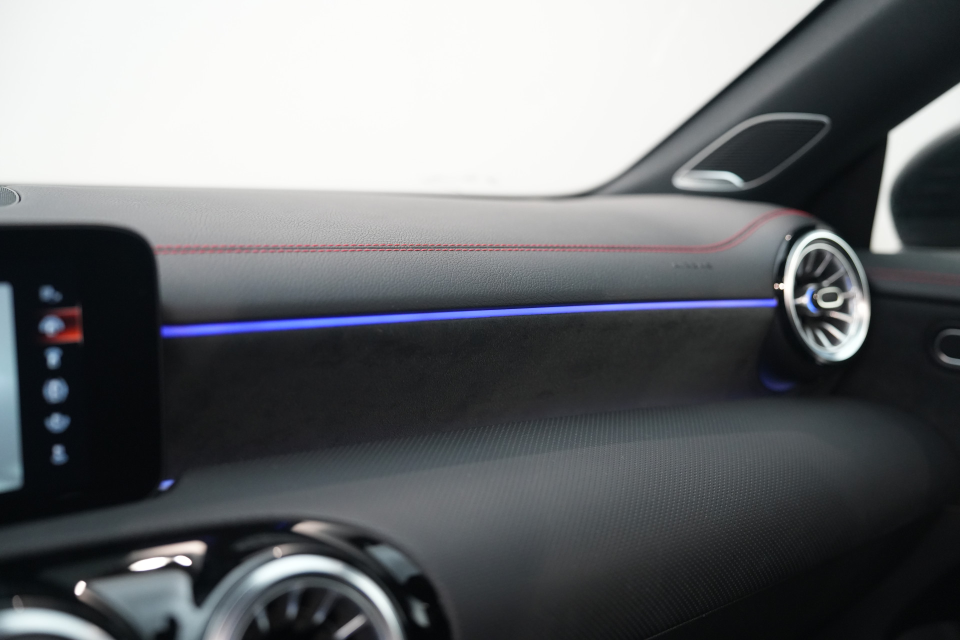 Mercedes-Benz CLA-Klasse Shooting Brake 250 e AMG 48841225-53.jpg | Autocenter Oss