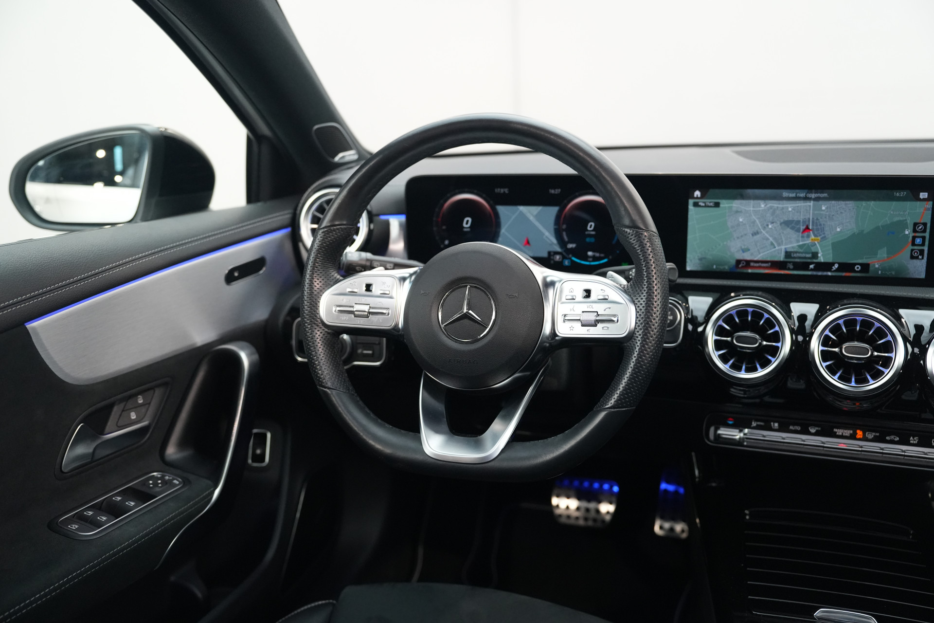 Mercedes-Benz A-Klasse 250 e AMG 48841231-17.jpg | Autocenter Oss