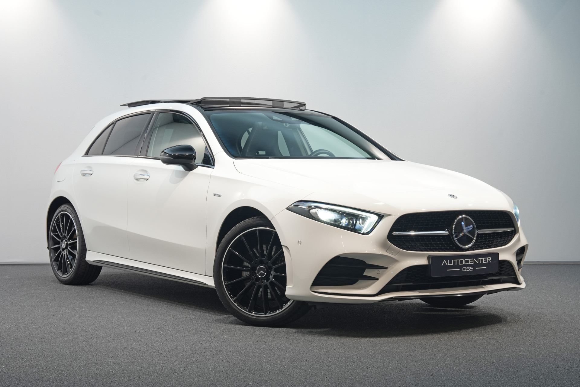 Mercedes-Benz A-Klasse 250 e AMG 48841231-4.jpg | Autocenter Oss