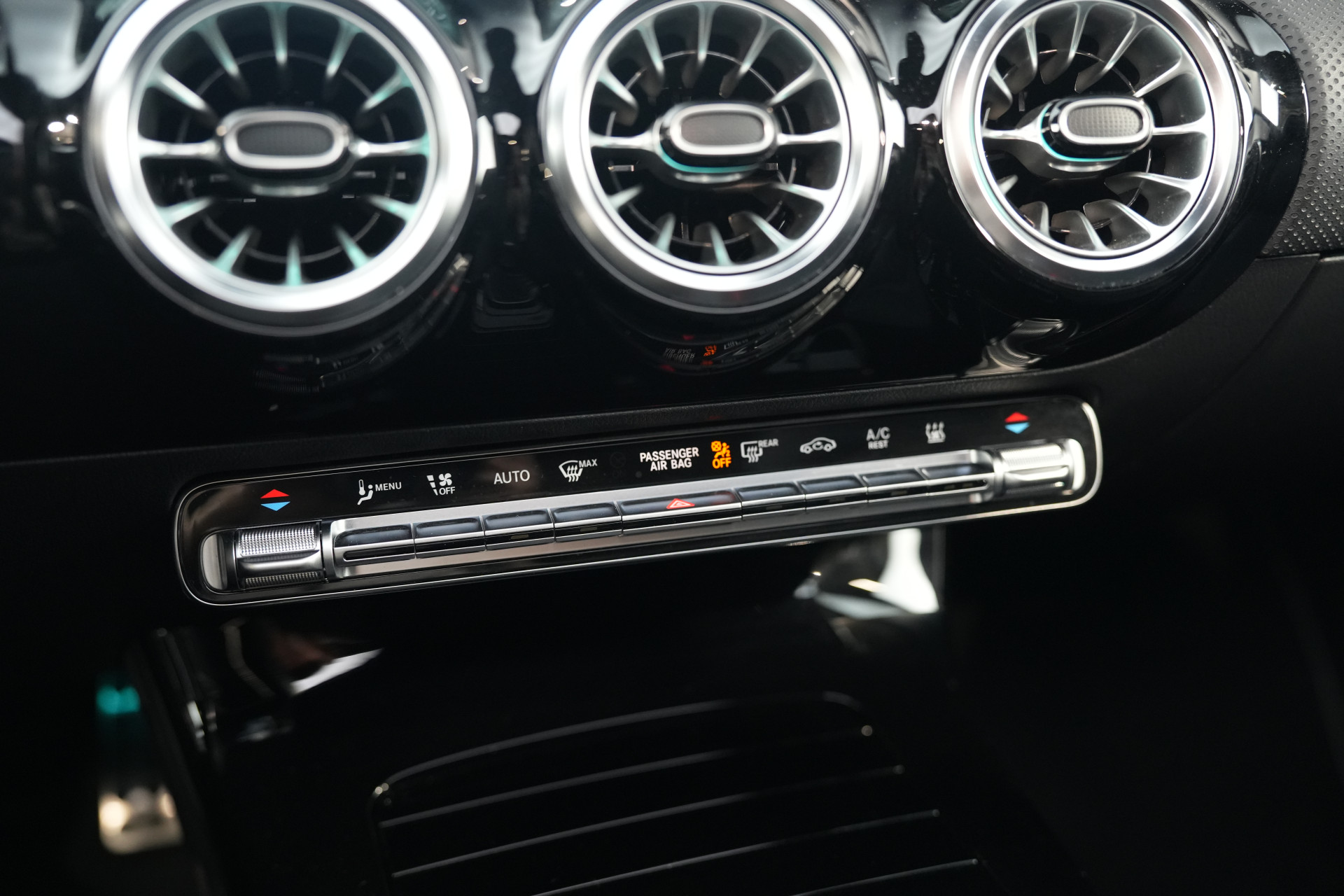 Mercedes-Benz A-Klasse 250 e AMG 48841231-51.jpg | Autocenter Oss