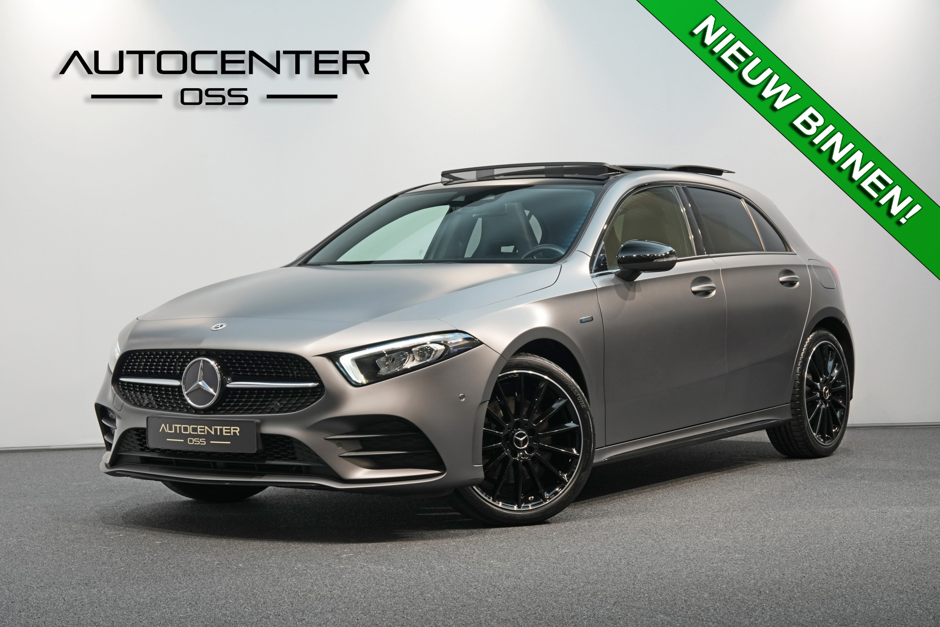 Mercedes-Benz A-Klasse 250 e AMG MATGRIJS 49317193-0.jpg | Autocenter Oss