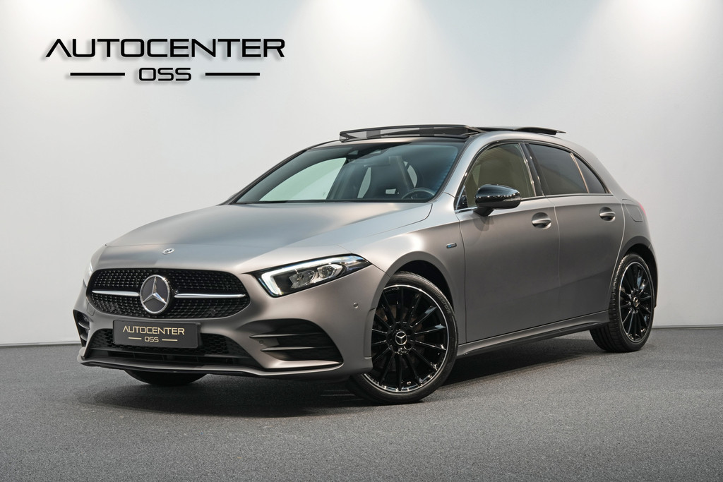 Mercedes-Benz A-Klasse 250 e AMG MATGRIJS 49317193-0.jpg | Autocenter Oss