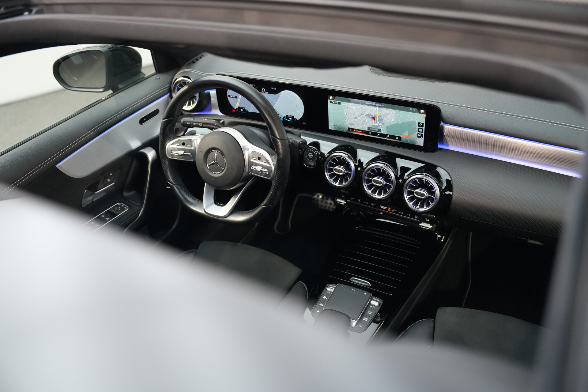 Mercedes-Benz A-Klasse 250 e AMG MAGNO MAT 49317247-2.jpg | Autocenter Oss