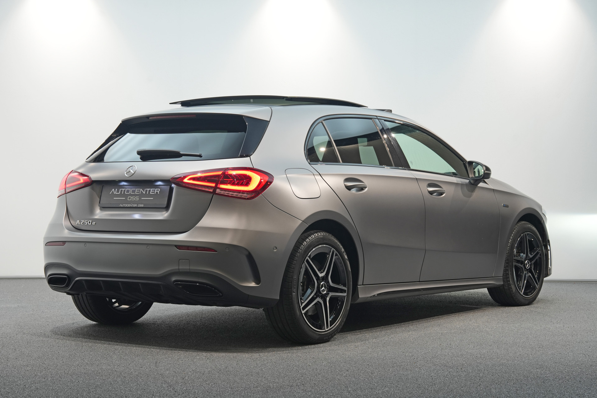 Mercedes-Benz A-Klasse 250 e AMG MAGNO MAT 49317318-1.jpg | Autocenter Oss